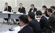 熊本、大分両県を中心に相次ぐ地震を受けて開かれた原子力規制委の臨時会合で、報告を聞く田中俊一委員長（左端）ら＝１８日午前、東京都港区