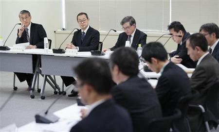 熊本、大分両県を中心に相次ぐ地震を受けて開かれた原子力規制委の臨時会合で、報告を聞く田中俊一委員長（左端）ら＝１８日午前、東京都港区
