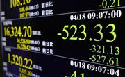 下落幅が一時５００円を超えた日経平均株価を示すボード＝１８日午前、東京・東新橋