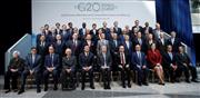 １５日、ワシントンで記念写真に納まるＧ２０財務相・中央銀行総裁ら（ロイター＝共同）
