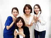 ランクアップの岩崎社長（後列中央）。同社では育児女性の活躍が目立つ＝東京都中央区