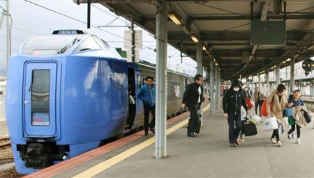 強風の影響で、約７時間半遅れでＪＲ函館駅に到着した「特急スーパー北斗２４号」の乗客＝１８日午前７時すぎ