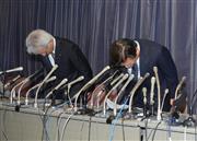 三菱自動車の燃料試験における不正行為に関して記者会見する相川哲郎・取締役社長兼ＣＯＯ（右）ら＝２０日午後、東京都千代田区の国土交通省（伴龍二撮影）