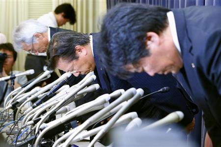 燃費試験の不正行為について記者会見の終わりに、改めて謝罪する三菱自動車の相川哲郎社長（中央）＝２０日午後、国交省