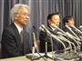 燃料試験における不正行為について会見する三菱自動車の相川哲郎・取締役社長兼ＣＯＯ（中央）ら＝２０日、東京・霞が関の国土交通省（伴龍二撮影）