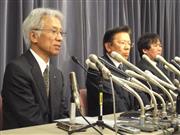燃料試験における不正行為について会見する三菱自動車の相川哲郎・取締役社長兼ＣＯＯ（中央）ら＝２０日、東京・霞が関の国土交通省（伴龍二撮影）