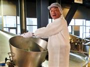 工場内の仕込み釜にビールの風味や苦みを決める材料「ホップ」を投入するキリンビールの布施孝之社長＝２０日、横浜市鶴見区（松元洋平撮影）