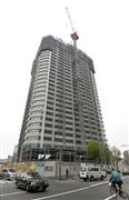 東京都新宿区で建設が進む６０階建ての超高層マンション