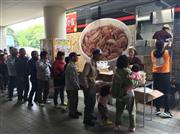 避難所で牛丼の炊き出しを行うゼンショーホールディングスのキッチンカー＝１８日、熊本県益城町