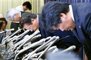 燃費試験の不正行為について記者会見の終わりに、改めて謝罪する三菱自動車の相川哲郎社長（中央）＝２０日午後、国交省