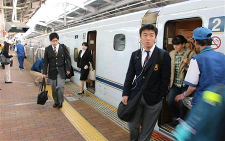 運転を再開した九州新幹線から降車する乗客ら＝２０日午前６時１６分、ＪＲ鹿児島中央駅