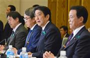 産業競争力会議であいさつする安倍晋三首相（右から２人目）＝１９日午後、首相官邸