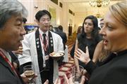ロンドンの日本大使館で開かれた観光セミナーのレセプションに出席した三重県伊勢市の鈴木健一市長（中央左）＝１８日（共同）
