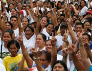 マニラ首都圏で開かれた選挙集会に集まった人々（ＡＰ）