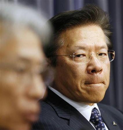 燃費試験の不正問題をめぐる記者会見で、厳しい表情を見せる三菱自動車の相川哲郎社長＝２０日、国交省