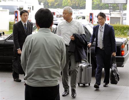 燃費試験の不正発覚で、三菱自動車の名古屋製作所・技術センターに立ち入り検査に入る国交省の担当者＝２１日午前９時１５分、愛知県岡崎市