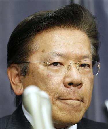 燃費試験の不正問題を巡る記者会見で、厳しい表情を見せる三菱自動車の相川哲郎社長＝２０日午後、国交省