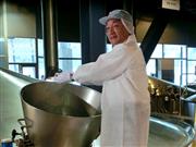 仕込み釜に材料の「ホップ」を投入するキリンビールの布施孝之社長＝２０日、横浜市鶴見区