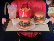 日本マクドナルドの期間限定商品「クラブハウスバーガービーフ」（中央）と「同チキン」（右奥）＝２１日、東京都内（松元洋平撮影）