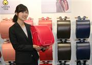 イオンが４月２２日から発売を始める平成２９年春の新就学児向け新作ランドセル＝２１日、東京都港区