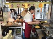 えきそばの調理。限られた時間で食事をする利用客が多いため、スピードが求められる