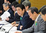 月例経済報告等に関する関係閣僚会議に臨む安倍晋三首相（中央）＝２１日午後、首相官邸（斎藤良雄撮影）