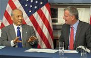 米ニューヨーク市で１２日、デブラシオ市長（右）と会談する舛添要一東京都知事（黒沢潤撮影）