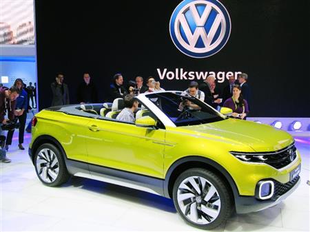 フォルクスワーゲンが初公開した小型ＳＵＶ「Ｔクロスブリーズ」＝３月１日、ジュネーブ（共同）