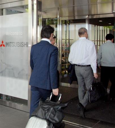 三菱自動車の名古屋製作所・技術センターに立ち入り検査に入る国交省の担当者＝２２日午前８時５９分、愛知県岡崎市ｙ