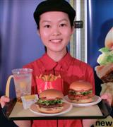 日本マクドナルドの期間限定商品「クラブハウスバーガービーフ」（中央）と「同チキン」（右奥）など＝２１日、東京都内