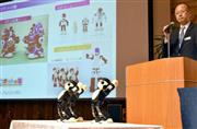 記者会見でコミカルなダンスを披露する人間型ロボット（下）＝２１日、長崎県佐世保市のハウステンボス