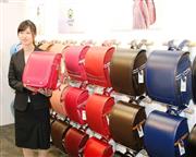 イオンが２２日から販売を始める２０１７年春の新就学児向け新作ランドセル＝２１日、東京都港区