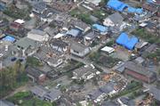 大きな被害が出た熊本県益城町＝２２日午前１０時２分（本社ヘリから、竹川禎一郎撮影）