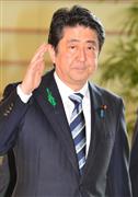 官邸に入る安倍晋三首相＝２２日午前、首相官邸（斎藤良雄撮影）
