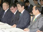 首相官邸で開かれた非常災害対策本部会議であいさつする安倍首相（右から２人目）＝２１日午後