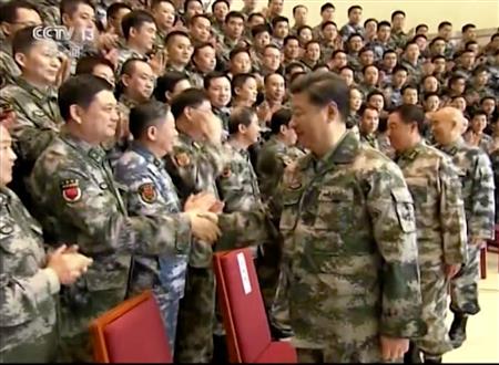 中国のテレビが２１日に報じた、習近平国家主席が軍幹部を視察した映像（ＡＰ）