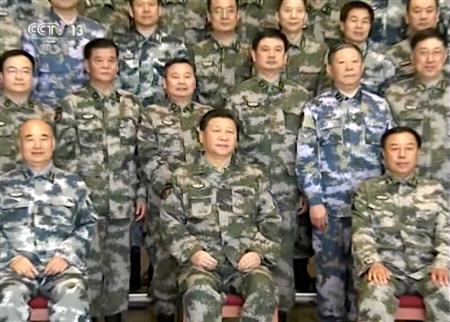 中国のテレビ局が報じた軍を視察して記念写真に収まる習近平国家主席＝２１日（ＡＰ）