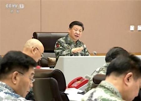 視察先の軍で幹部らに演説する中国の習近平国家主席（中央）＝２１日（ＣＣＴＶの映像よりＡＰ）