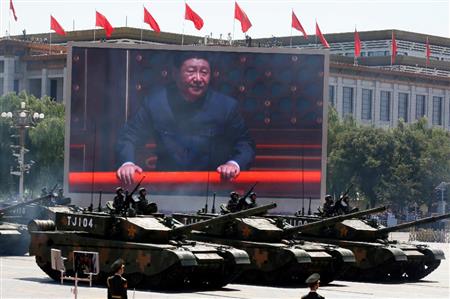 対日戦勝７０周年パレードを視察した際、設置されたスクリーンに映し出される中国の習近平国家主席＝２０１５年９月、北京（ＡＰ）