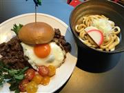 「伊勢物語」で人気の２品。「お伊勢詣りの伊勢うどん（６８０円）」（右）。１６０グラムの松阪牛を使った「松阪牛のあぶり照り焼バーガー（１９８０円）」（左）は三重県産の濃厚なみかんジュースを１杯サービス。今後はテークアウトも予定している