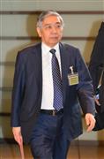 ２１日、首相官邸に入る日銀の黒田東彦総裁。追加緩和への期待感から２２日の東京市場は円安・株高が進んだ