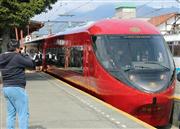 河口湖駅を出発する「富士山ビュー特急」＝２３日午前、山梨県富士河口湖町