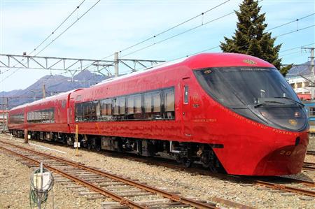 富士急行の新型特急「富士山ビュー特急」＝６日、山梨県富士河口湖町