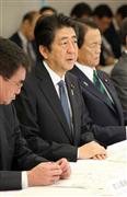 熊本地震に関する非常災害宅策本部会議で、冒頭に挨拶をする安倍晋三首相（中央）＝２４日、東京・首相官邸（早坂洋祐撮影）