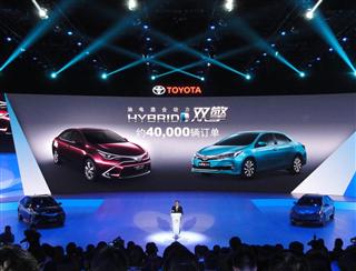 ２４日、北京で開かれた記者発表会で、２０１８年の中国でのＰＨＶ導入を発表するトヨタ自動車の大西弘致専務役員。中国では昨年発売した「カローラ」「レビン」のハイブリッド車の売れ行きが好調だ（川越一撮影）