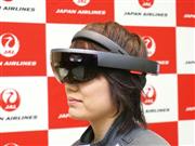 マイクロソフト・ホロレンズを装着した日航の整備士