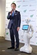 三重県の観光地や食をＰＲする人型ロボット「ペッパー」と鈴木英敬知事＝２５日午後、東京都中央区のアンテナショップ「三重テラス」
