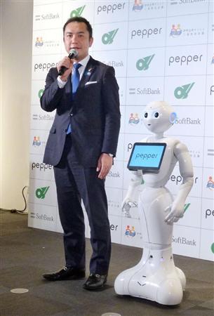 三重県の観光地や食をＰＲする人型ロボット「ペッパー」と鈴木英敬知事＝２５日午後、東京都中央区のアンテナショップ「三重テラス」