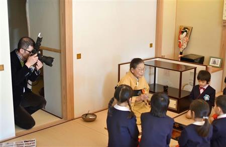幼稚園児の茶道体験イベントを撮影するカメラマン（左端）＝東京都杉並区