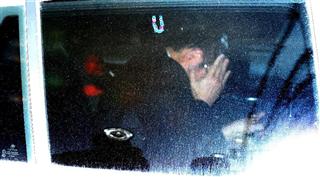 裁判を終え弁護士の車に乗って裁判所を出る野々村竜太郎被告＝２５日午前１１時２２分、神戸地裁（前川純一郎撮影）